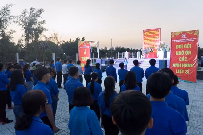 Buổi lễ được tổ chức một cách trang nghiêm.
