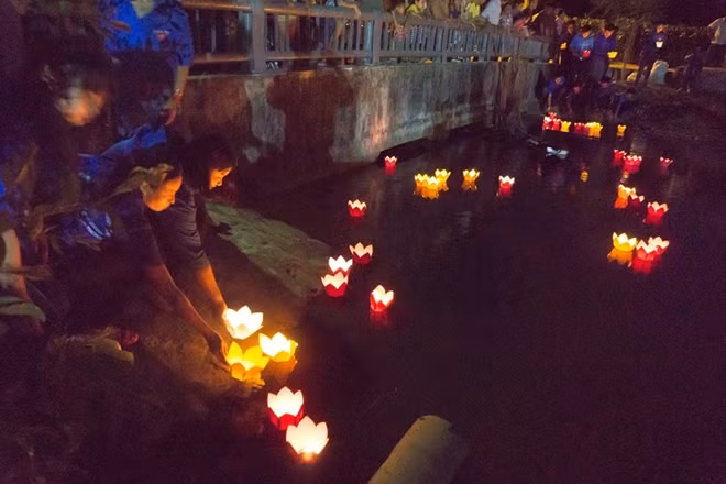 Các Đoàn viên cùng nhau thả những chiếc đèn hoa đăng để tưởng nhớ và sưởi ấm vong linh những Anh hùng liệt sĩ đang yên nghỉ nơi đây.