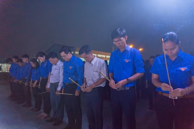 Đại diện lãnh đạo huyện, cán bộ Đoàn cùng các bạn đoàn viên đã cùng dâng hương tại bia tưởng niệm các cán bộ chiến sĩ đã hy sinh tại Trạm quân y tiền phương Y4.