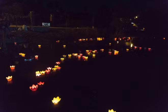 Những chiếc đèn hoa đăng để tưởng nhớ và sưởi ấm vong linh những Anh hùng liệt sĩ đang yên nghỉ nơi đây.