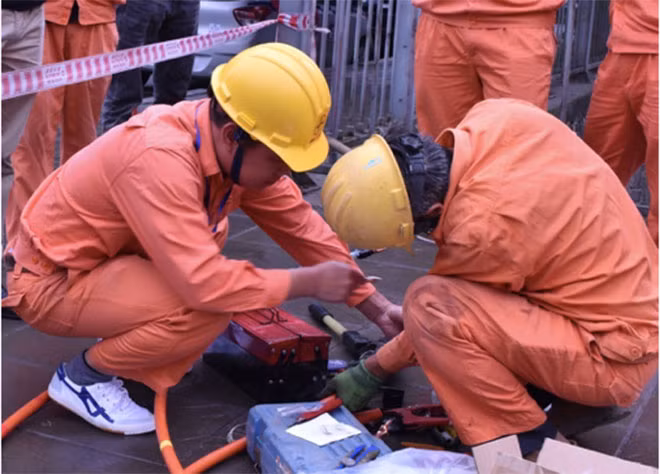 Công nhân Công ty Điện lực Cầu Giấy đấu nối cáp ngầm vào tủ thiết bị của trạm biến áp Yên Hòa 48 (Ảnh PC CAUGIAY).