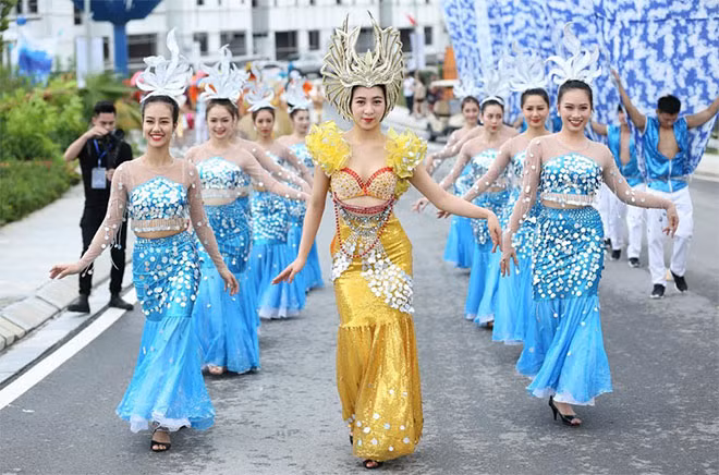 "Năm châu tụ hội", thông điệp về sự giao hòa kết nối đa sắc màu của năm châu bốn biển đã được gửi tới khán giả để cùng tạo nên một bức tranh rực rỡ trong khung cảnh miền di sản mộng mơ.