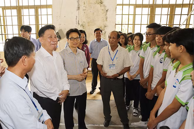Phó Thủ tướng trò chuyện với thầy và trò Trường THPT Tây Ninh. Ảnh: VGP/Đình Nam