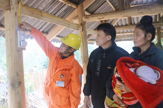 Với giá bán lẻ điện sinh hoạt 6 bậc, chỉ những hộ khó khăn dùng ít điện mới được hưởng lợi.