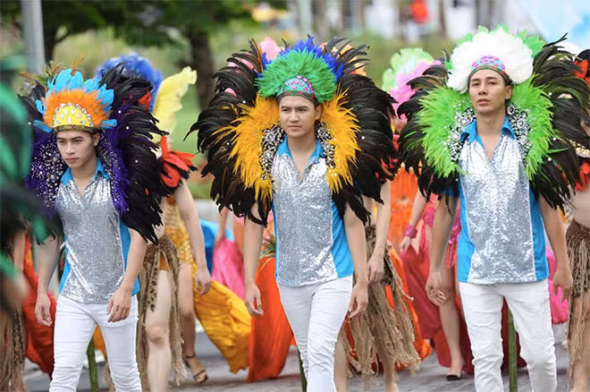 Và cuối cùng, với thông điệp "Xanh", đoàn vũ công khoác lên mình những trang phục xanh mát dịu, đại diện cho thiên nhiên tươi xanh. Đây là lời nhắn nhủ đầy ý nghĩa về mong ước hòa bình, hạnh phúc, và một tương lai vững bền cho Hạ Long, cho mai sau.