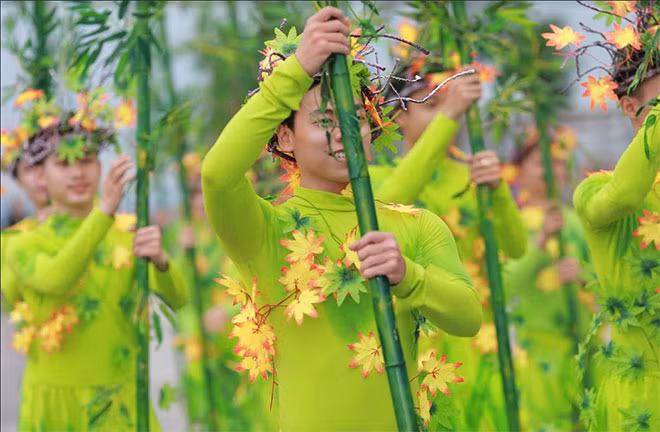 Một du khách đến từ Pháp chia sẻ: “Đây là lần thứ 2 tôi đến với Hạ Long nhưng thật may mắn chuyến đi lần này tôi được tham dự lễ hội này của các bạn, tôi cảm thấy rất hào hứng. Phong cảnh có một không hai, con người thân thiện, các món ăn ngon, nơi ở tuyệt vời và lại có thêm một màn trình diễn ấn tượng như thế này nữa, tôi nghĩ đây sẽ là một chuyến đi khó có thể quên”.