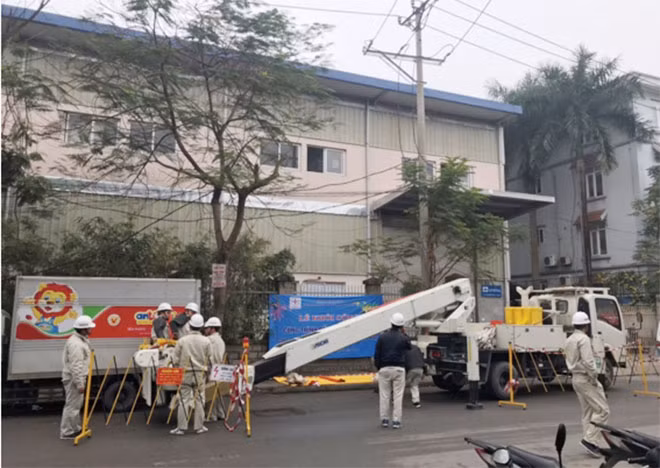 Đội Sửa chữa điện nóng Công ty Điện lực Cao thế TP Hà Nội phối hợp cùng Công ty Điện lực Bắc Từ Liêm đấu nối trạm biến áp Bảo Ngọc bằng công nghệ hotline sáng ngày 12/02/2019 (Ảnh PC BACTULIEM).