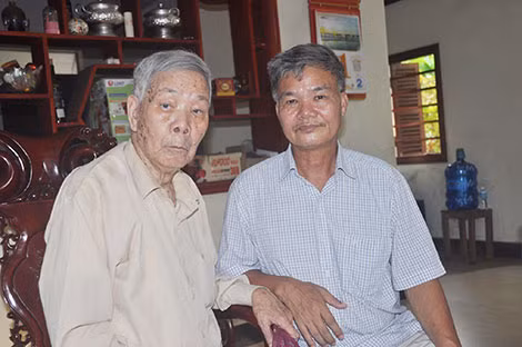 Ông Đoàn Như Vĩnh bên cha – cụ giáo Đoàn Trấn. Ảnh: Trần Minh.
