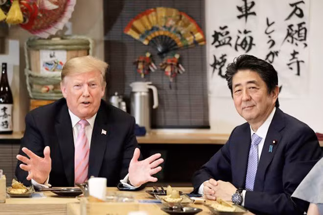 Tổng thống Donald Trump trao đổi cùng Thủ tướng Shinzo Abe tại Tokyo ngày 26-5. Ảnh: Getty Images.
