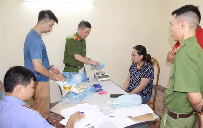 Các lực lượng chức năng tiến hành cân tịnh ma túy.