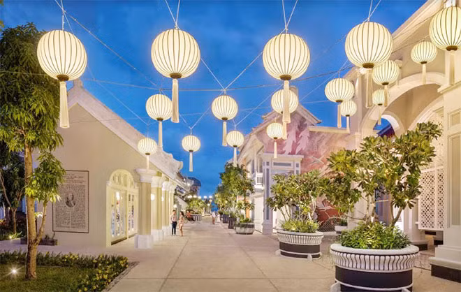 Khu nghỉ dưỡng JW Marriott Phu Quoc Emerald Bay tại Bãi Kem, Nam Phú Quốc do Sun Group đầu tư, là một trong số ít các khu nghỉ dưỡng của Việt Nam được nhận giải Khu nghỉ dưỡng chủ đề sang trọng bậc nhất thế giới do World Travel Awards bình chọn.