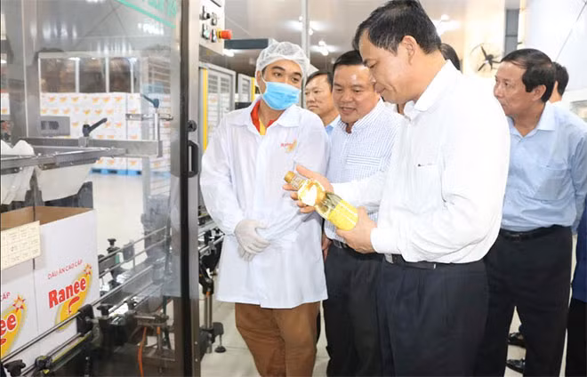 Bộ Trưởng Bộ NN&PTNT Nguyễn Xuân Cường thăm quan dây chuyền sản xuất Nhà máy dầu cá (AFO) thành viên Tập đoàn Sao Mai.