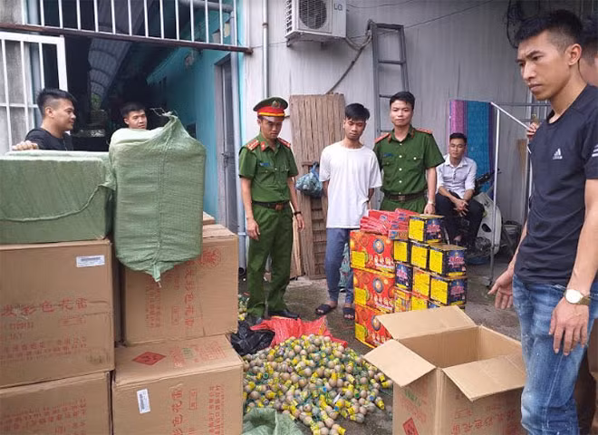 Đối tượng Hải (áo trắng) và số pháo thu được.