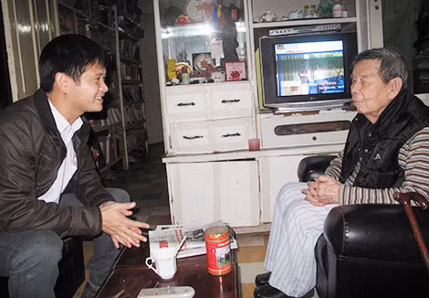 Nhà ngoại giao Lưu Văn Lợi minh mẫn tiếp chuyện phóng viên khi bước sang tuổi 101. (Ảnh: Kiều Mai Sơn).