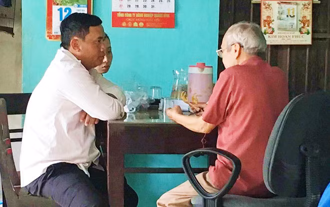 Một trường hợp đang phán giò gà cho khách.
