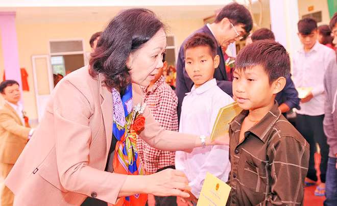 Đồng chí Trương Thị Mai tặng quà cho học sinh người Đan Lai. Ảnh: Thành Cường.