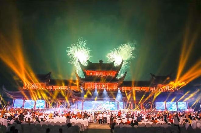 Đại lộ di sản kết thúc với màn trình diễn múa và pháo hoa lộng lẫy tại cổng tam quan chùa Tam Chúc chào mừng ngày lễ Phật đản.