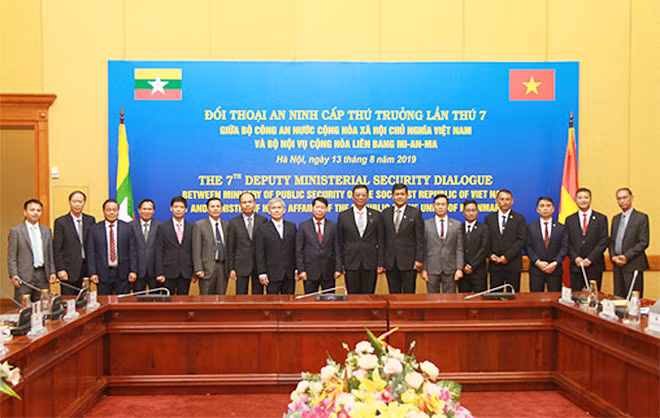 Thứ trưởng Bùi Văn Nam, ngài Aung Thu và các đại biểu tham dự Đối thoại.