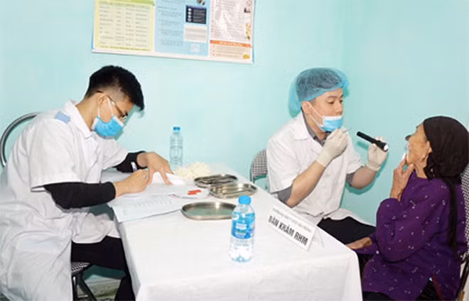 Các Bác sĩ Trường Đại học Y dược HP khám và phát thuốc miễn phí cho người.