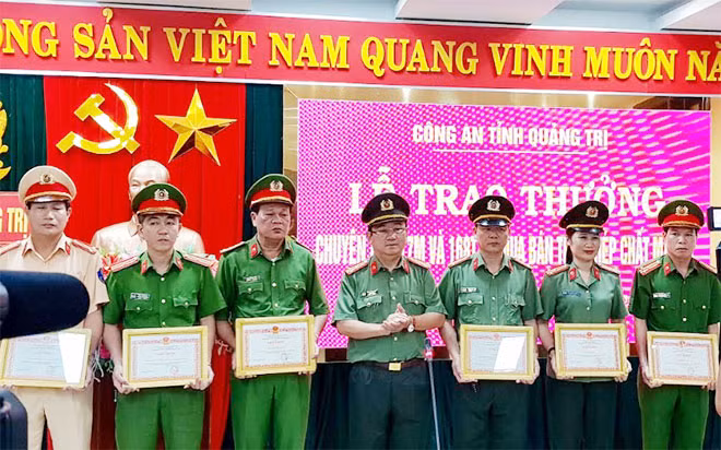 Trao thưởng nóng cho các lực lượng đánh án ma túy.