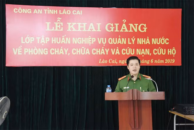 Đồng chí Đại tá Nguyễn Minh Khương, Phó Giám đốc Công an tỉnh phát biểu tại lễ khai giảng.