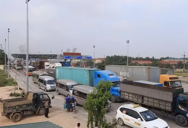 Nhiều phương tiện cố tình dừng đỗ, gây ách tắc khu vực trạm thu phí Phả Lại.