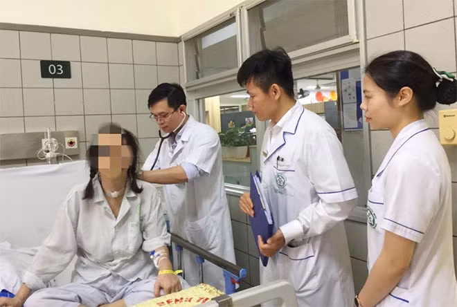 BS. Ngô Gia Khánh kiểm tra tình trạng bệnh nhân trước khi xuất viện.