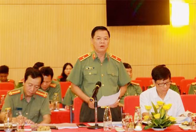 Thiếu tướng Đào Thanh Hải, Phó Giám đốc, Trưởng ban Vì sự tiến bộ phụ nữ CATP Hà Nội tham luận tại tọa đàm.