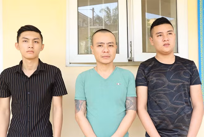 Ba đối tượng bắt giữ người trái phép để đòi nợ. Ba đối tượng bắt giữ người trái phép để đòi nợ.