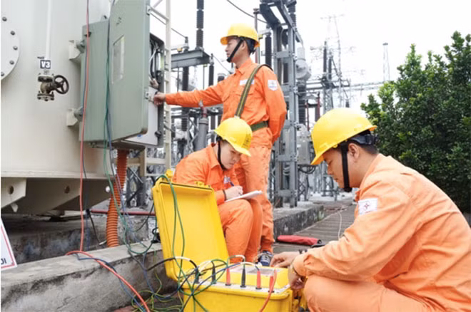 Thí nghiệm, kiểm định đo lường các thiết bị điện tại trạm biến áp 110kV Gia Lâm (Ảnh Công ty Thí nghiệm điện).