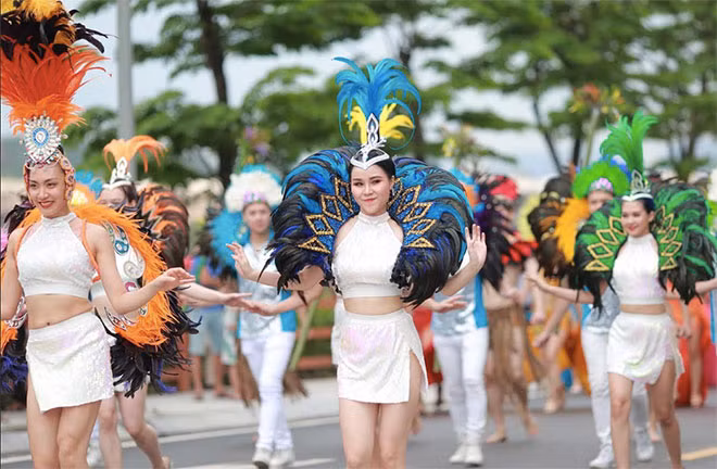 Mang chủ đề "Sắc màu của biển", vũ điệu đường phố tại Carnaval năm nay chuyển tải thông điệp về một vùng đất di sản huyền thoại, đa sắc màu văn hóa, lung linh những danh lam thắng cảnh nổi tiếng, những sản phẩm du lịch độc đáo và con người hiền hoà, thân thiện.