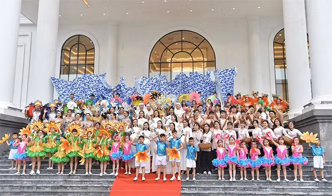 "Đồng hành cùng Carnaval Hạ Long năm nay, mong muốn lớn nhất của chúng tôi là mang đến cho du khách những cảm xúc và dư âm tuyệt vời, để Carnaval tiếp tục trở thành một trải nghiệm không thể nào quên. Tin rằng chương trình sẽ thu hút đông đảo du khách, qua đó góp phần tăng cường quảng bá giá trị toàn cầu của Di sản thiên nhiên thế giới Vịnh Hạ Long trong định hướng phát triển bền vững, đậm đà bản sắc", đại diện Tập đoàn FLC, đơn vị đồng hành của Carnaval Hạ Long 2019 nhấn mạnh.
