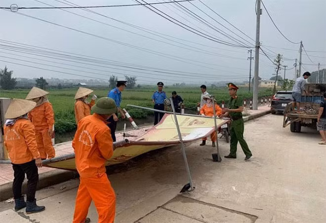 Đội Thanh tra GTVT và Công an huyện Hoài Đức đang giải tỏa vi phạm lấn chiếm hành lang ATGT