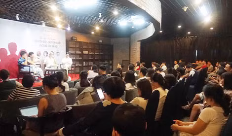 Một buổi chia sẻ học thuật tại quán cà phê.