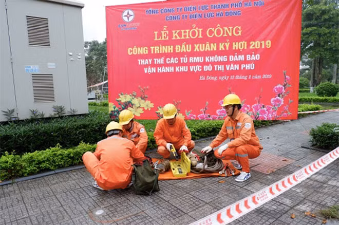 Cán bộ, nhân viên Công ty Điện lực Hà Đông thực hiện công trình thay thể tủ điện khu vực Đô thị Văn Phú (Ảnh PC HADONG).