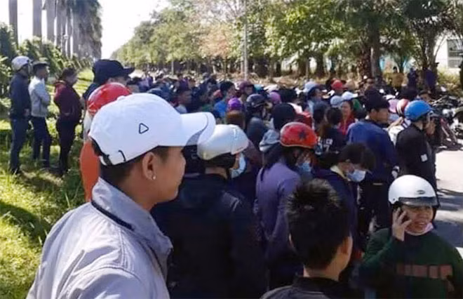 Nhiều công nhân của Công ty TNHH MTV Đại Đồng Tiến trở lại làm việc nhưng bảo vệ không cho vào.