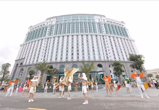 Chương trình có sự góp mặt của những tên tuổi hàng đầu Việt Nam như: Mỹ Tâm, Tân Nhàn, Tuấn Anh, Minh Quân, Thanh Hằng... cùng vũ đoàn Grammy, vũ đoàn T.Tailent và các nghệ sỹ nhà hát nhạc vũ kịch Việt Nam… Một “seri” chương trình nghệ thuật được dàn dựng công phu, hoành tráng và màn trình diễn pháo hoa rực rỡ là những món quà độc đáo được gửi tặng tới hàng vạn công chúng và người hâm mộ cả nước.