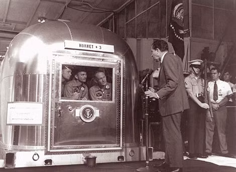 Tấm ảnh lịch sử ghi lại khoảnh khắc Tổng thống Mỹ Nixon đón chào những anh hùng của tàu Apollo 11 trở về sau chuyến thám hiểm Mặt trăng. Từ trái qua: các phi hành gia Neil Armstrong, Michael Collins, Edwin Aldrin.