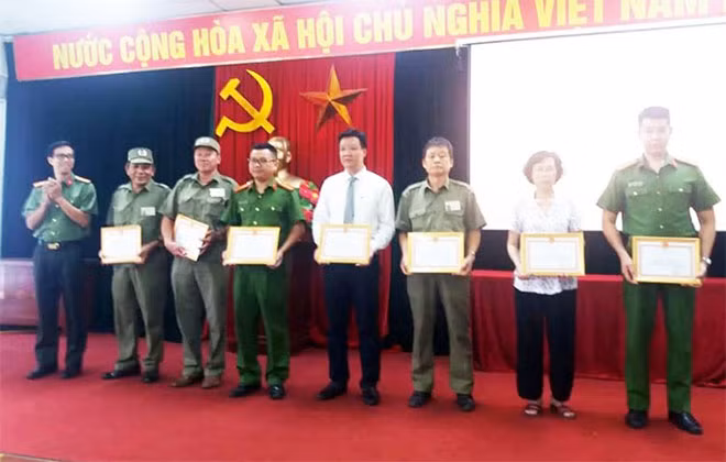 Các tập thể và cá nhân nhận Bằng khen của Giám đốc Công an TP Hà Nội.