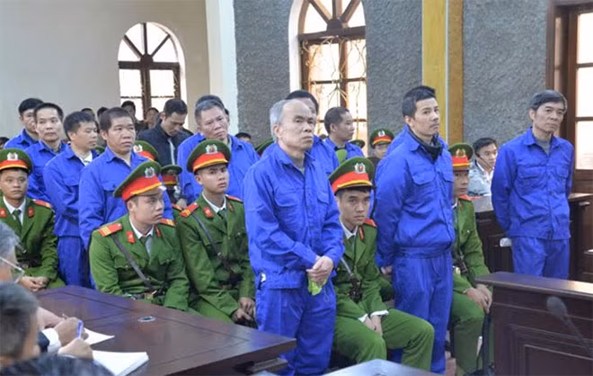 Các bị cáo tại phiên xử.