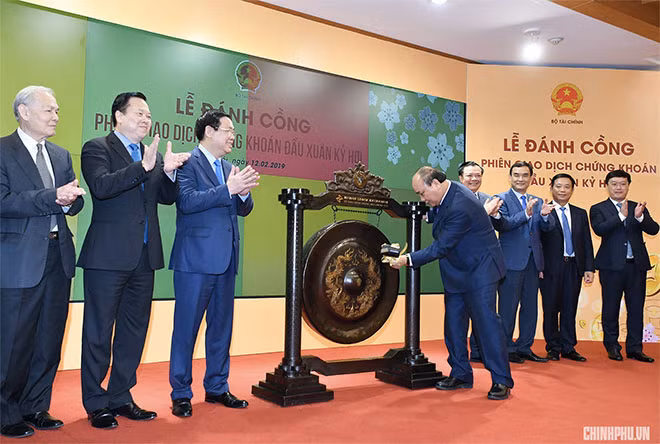 Thủ tướng đánh cồng khai trương hoạt động giao dịch chứng khoán đầu Xuân 2019. Ảnh: VGP/Quang Hiếu