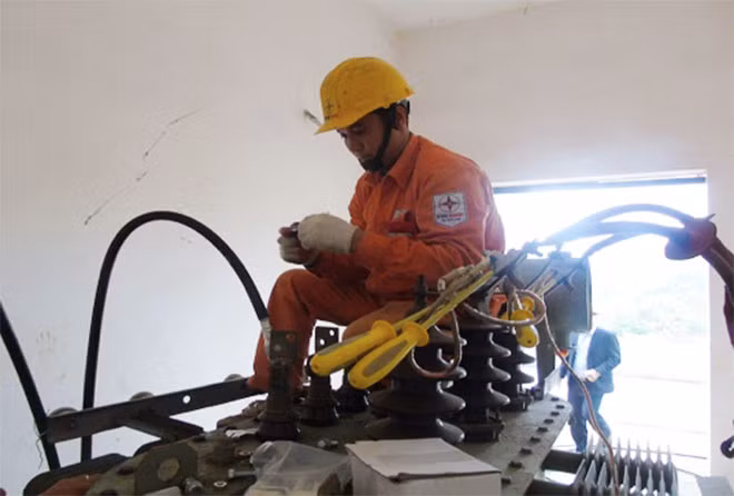 Công ty Điện lực Gia Lâm triển khai đại tu các trạm biến áp trên địa bàn huyện ngày 12-2 (Ảnh PC GIALAM.