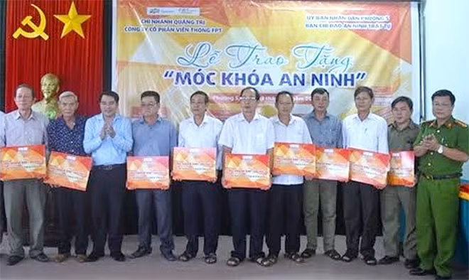 Trao tặng móc khóa an ninh cho người dân.
