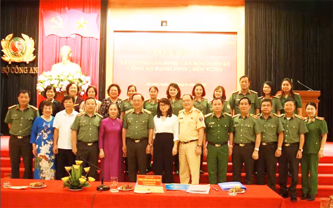Thứ trưởng Nguyễn Văn Thành và các đại biểu dự tọa đàm.