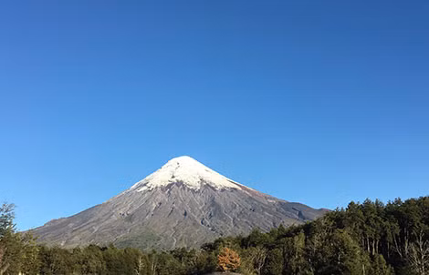 Vùng Lake District ở Chile là vùng có rất nhiều núi lửa đang hoạt động và thường xuyên xảy ra biến động địa chất, tràn nham thạch.