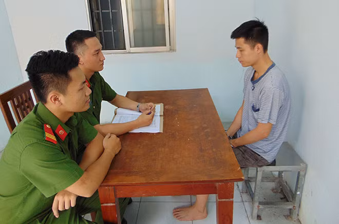 Lấy lời khai đối tượng Đào Duy Cường.