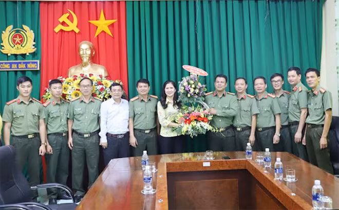 Đồng chí Tôn Thị Ngọc Hạnh tặng hoa chúc mừng Lãnh đạo, Ban biên tập và cán bộ, chiến sỹ Chuyên mục, bản tin ANTT và Trang thông tin điện tử Công an tỉnh.