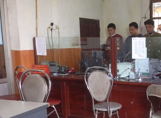Lực lượng chức năng khám nghiệm hiện trường vụ cướp tại Chi nhánh Ngân hàng NN và PTNT xã Vũ Tiến.