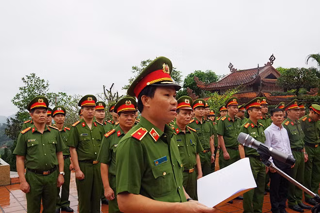 Thiếu tướng Trần Ngọc Hà, Cục trưởng Cục Cảnh sát hình sự và CBCS trong đơn vị báo công tại Khu ATK (Thái Nguyên).