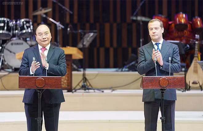 Thủ tướng Nguyễn Xuân Phúc và Thủ tướng Nga D.A. Medvedev dự lễ khai mạc Năm chéo Việt-Nga. Ảnh: VGP/Quang Hiếu